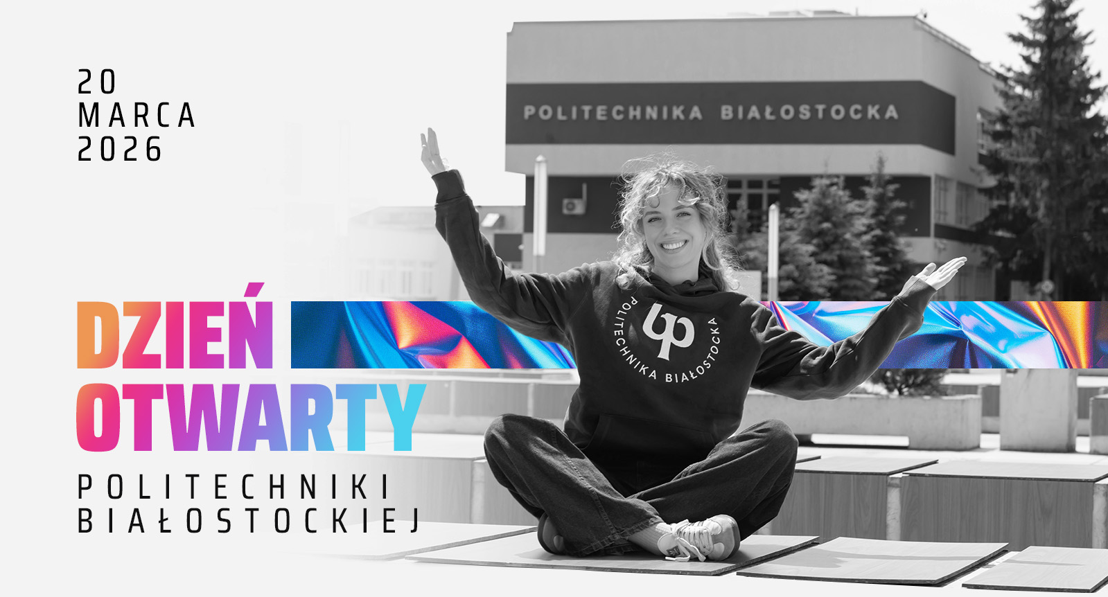 studentka siedzi na murku przed budynkiem PB