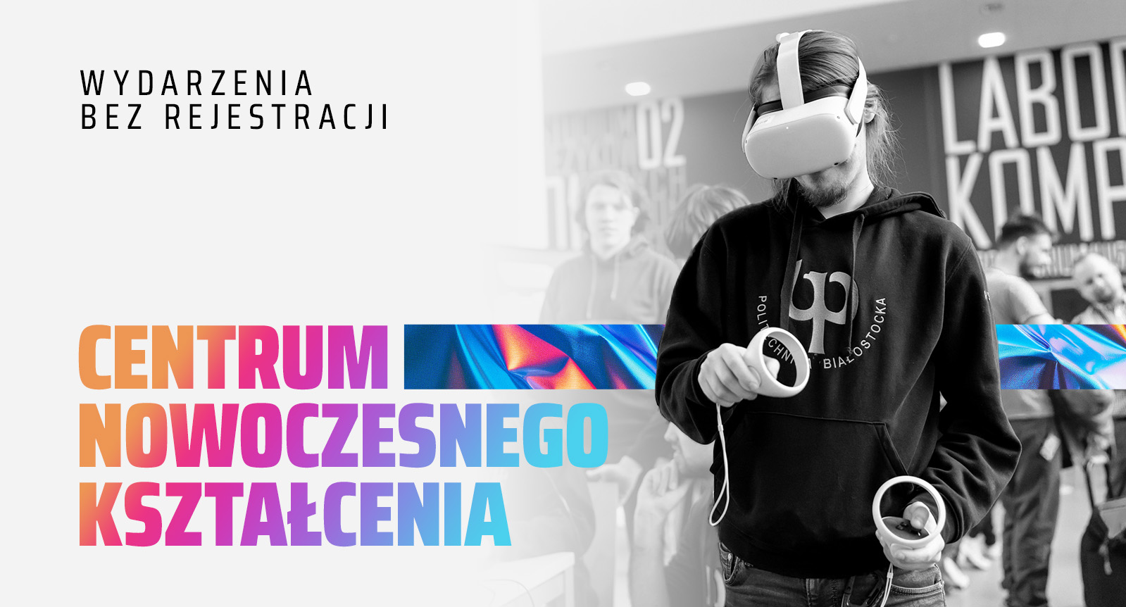 studenci grają na wideokontrolerze