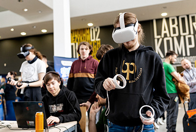 studenci grają na wideokontrolerze